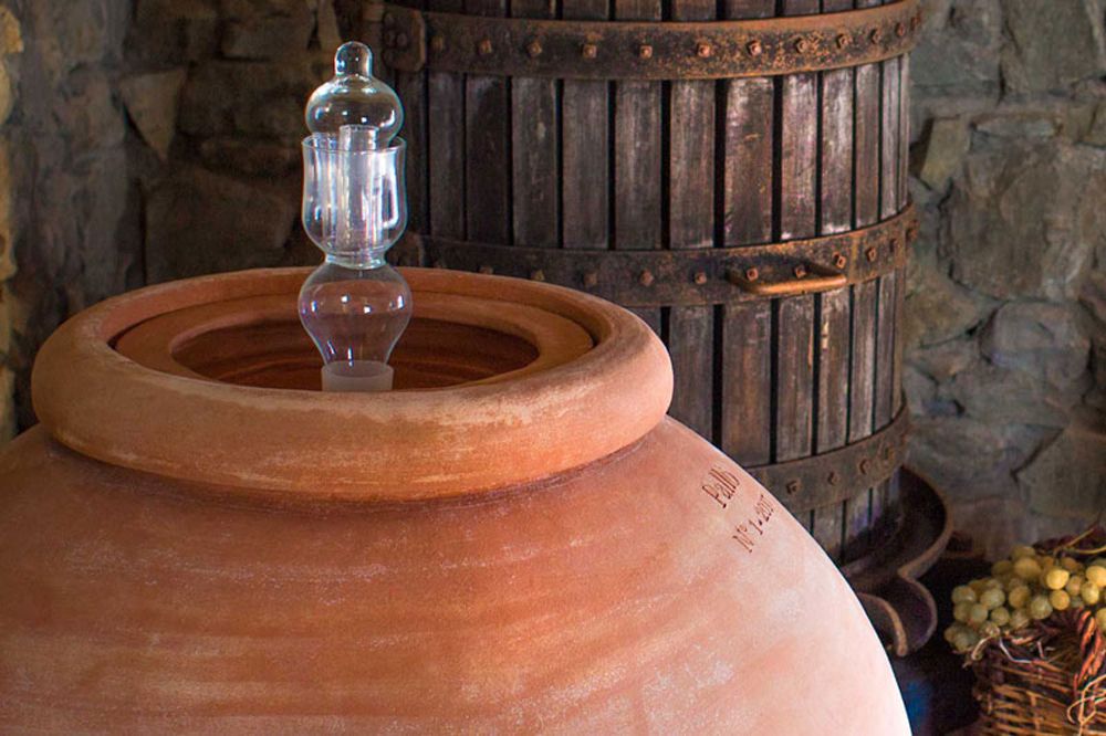 anfora da vino in terracotta